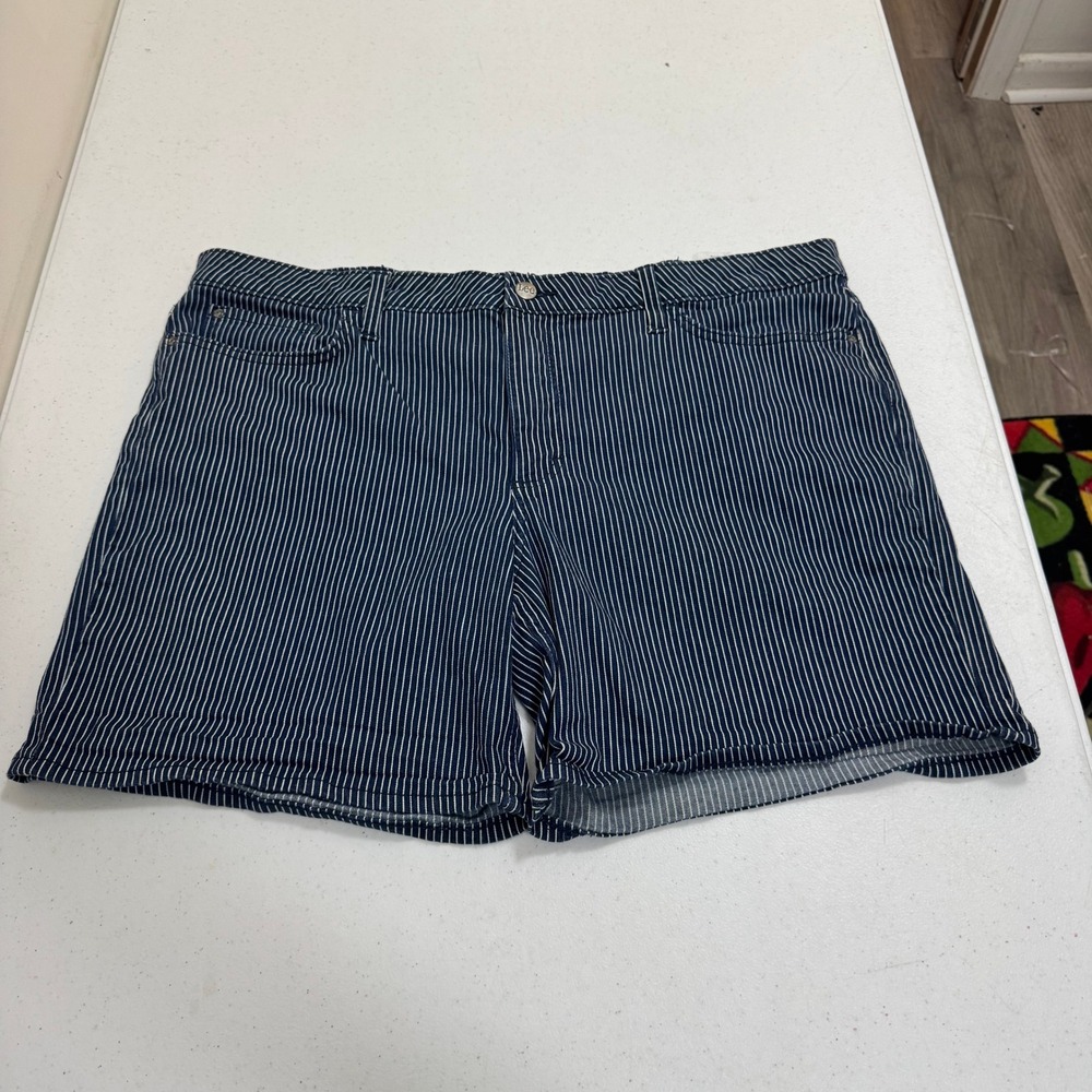 Lee Womens Plus Size 22 Pinstripe Regular Fit Mid Rise Shorts Navy White 1CMRS88